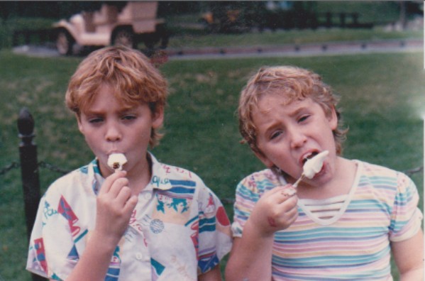 Sisters_eating_ice_cream