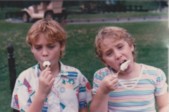 Sisters_eating_ice_cream